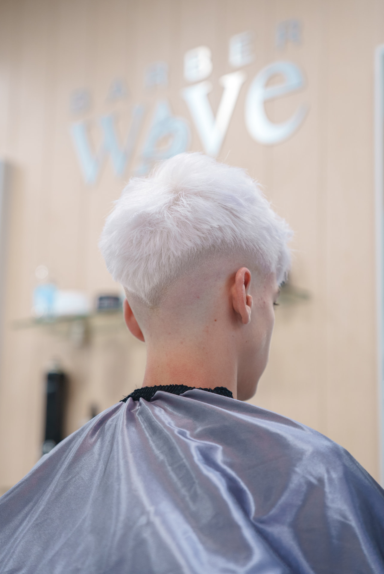 Platino con skin fade en Barber Wave, Torre del Mar