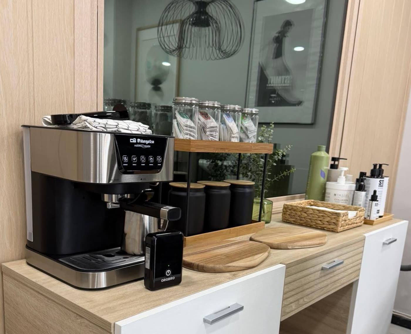 Zona de cortesías de Barber Wave: café, infusiones y agua