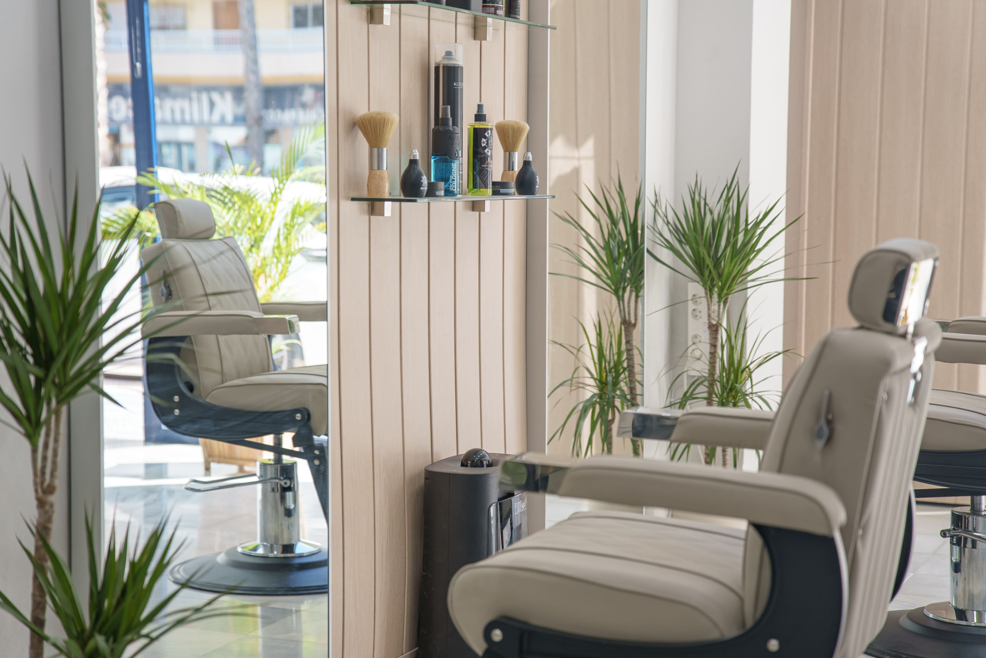 Interior de Barber Wave en Torre del Mar