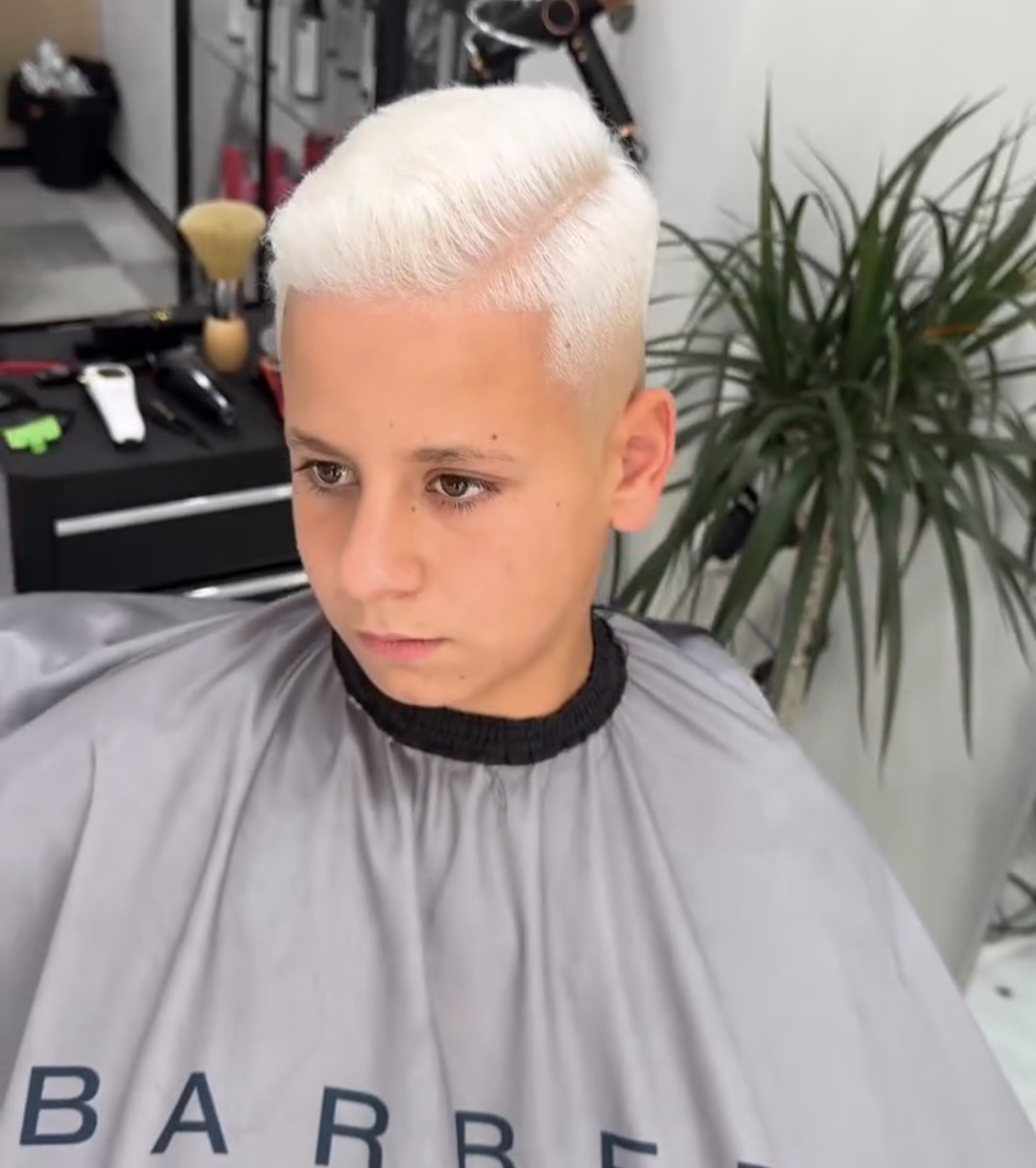 Resultado de un rubio platino masculino en Barber Wave