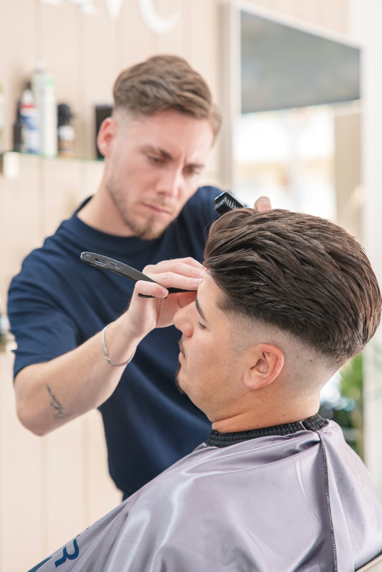 Corte con navaja en Barber Wave, Torre del Mar